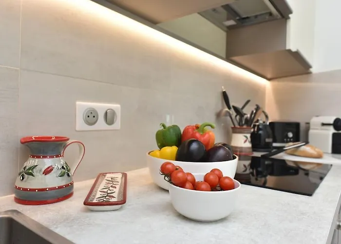 Au Port - Brand New Flat W 1 Bedroom, Balcony, Parking, Ac * Антіб