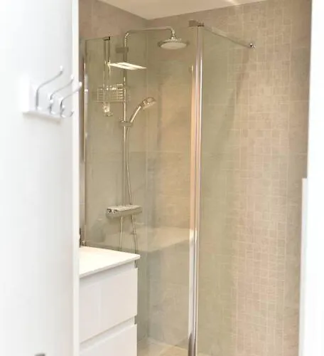 Lägenhet Au Port - Brand New Flat W 1 Bedroom, Balcony, Parking, Ac