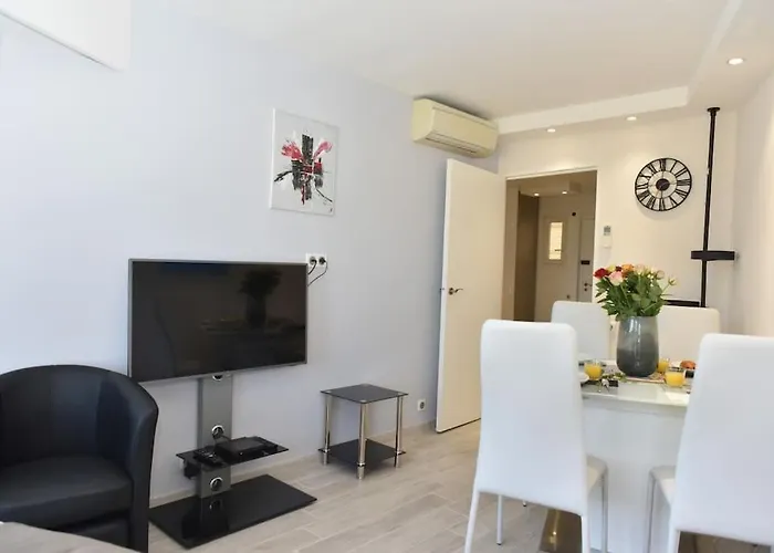 Au Port - Brand New Flat W 1 Bedroom, Balcony, Parking, Ac Lägenhet *