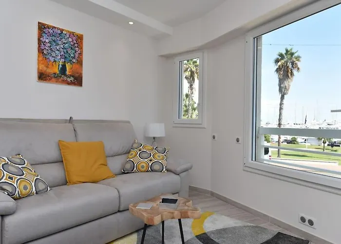 Lägenhet Au Port - Brand New Flat W 1 Bedroom, Balcony, Parking, Ac *